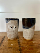 Charger l&#39;image dans la galerie, lot de 2 mugs boobs effet vague bleue
