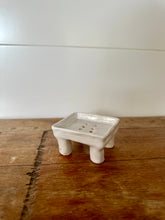 Charger l&#39;image dans la galerie, porte savon sur pieds blanc
