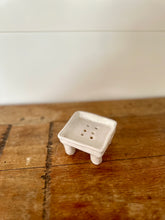 Charger l&#39;image dans la galerie, porte savon sur pieds blanc
