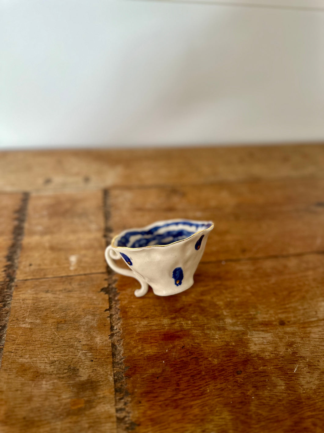 tasse tordue bleue et or 1