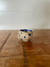 Charger l&#39;image dans la galerie, tasse tordue bleue et or 4
