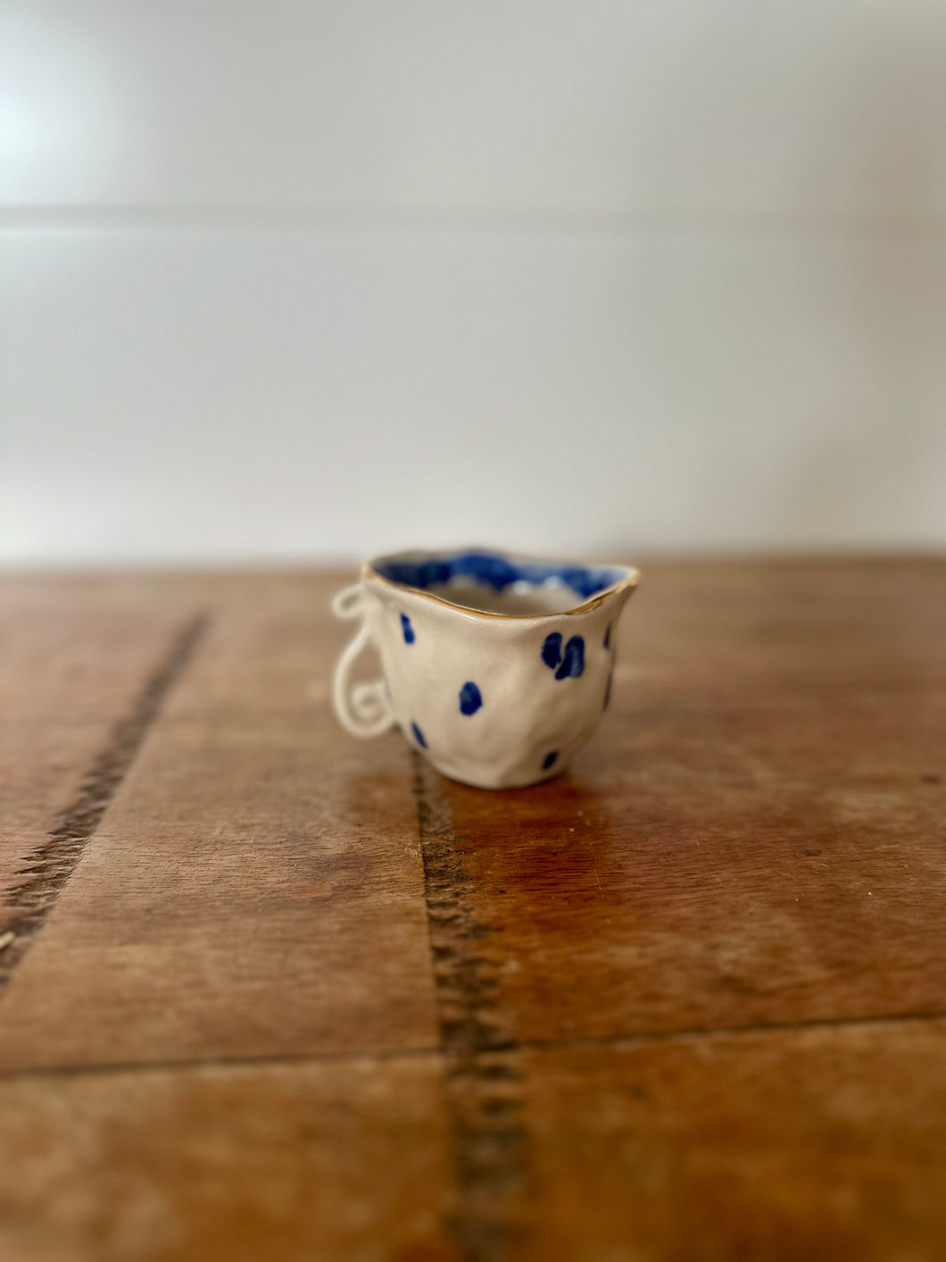 tasse tordue bleue et or 4