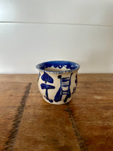 Charger l&#39;image dans la galerie, tasse ronde bleue sans anse illustree 2
