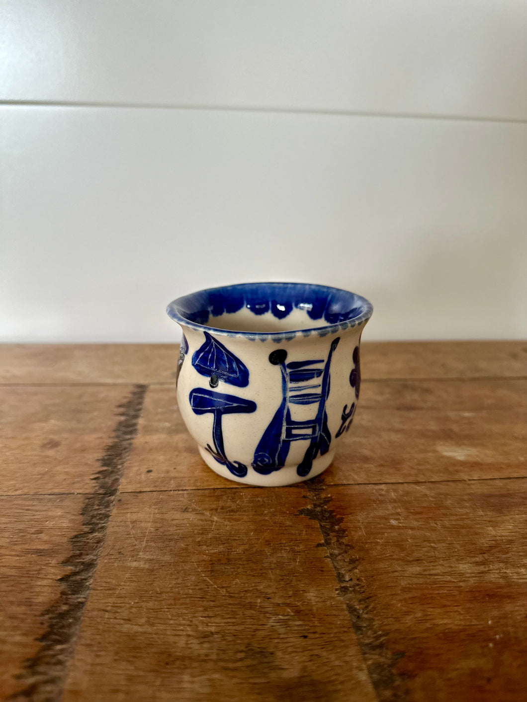 tasse ronde bleue sans anse illustree 2