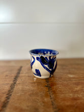 Charger l&#39;image dans la galerie, tasse ronde bleue sans anse illustree 2
