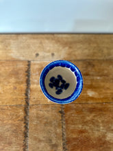Charger l&#39;image dans la galerie, tasse ronde bleue sans anse illustree 2

