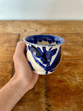 Charger l&#39;image dans la galerie, tasse ronde bleue sans anse illustree 2
