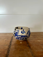 Charger l&#39;image dans la galerie, tasse ronde bleue sans anse illustree
