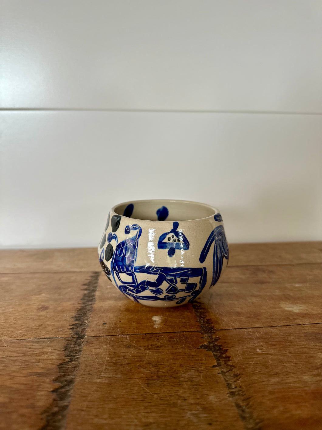 tasse ronde bleue sans anse illustree