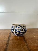 Charger l&#39;image dans la galerie, tasse ronde bleue sans anse illustree
