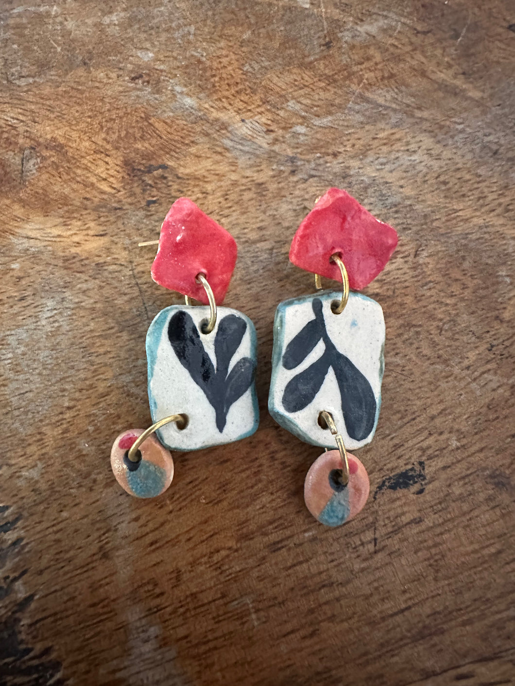 Boucles triptyques rouge et fleur noir