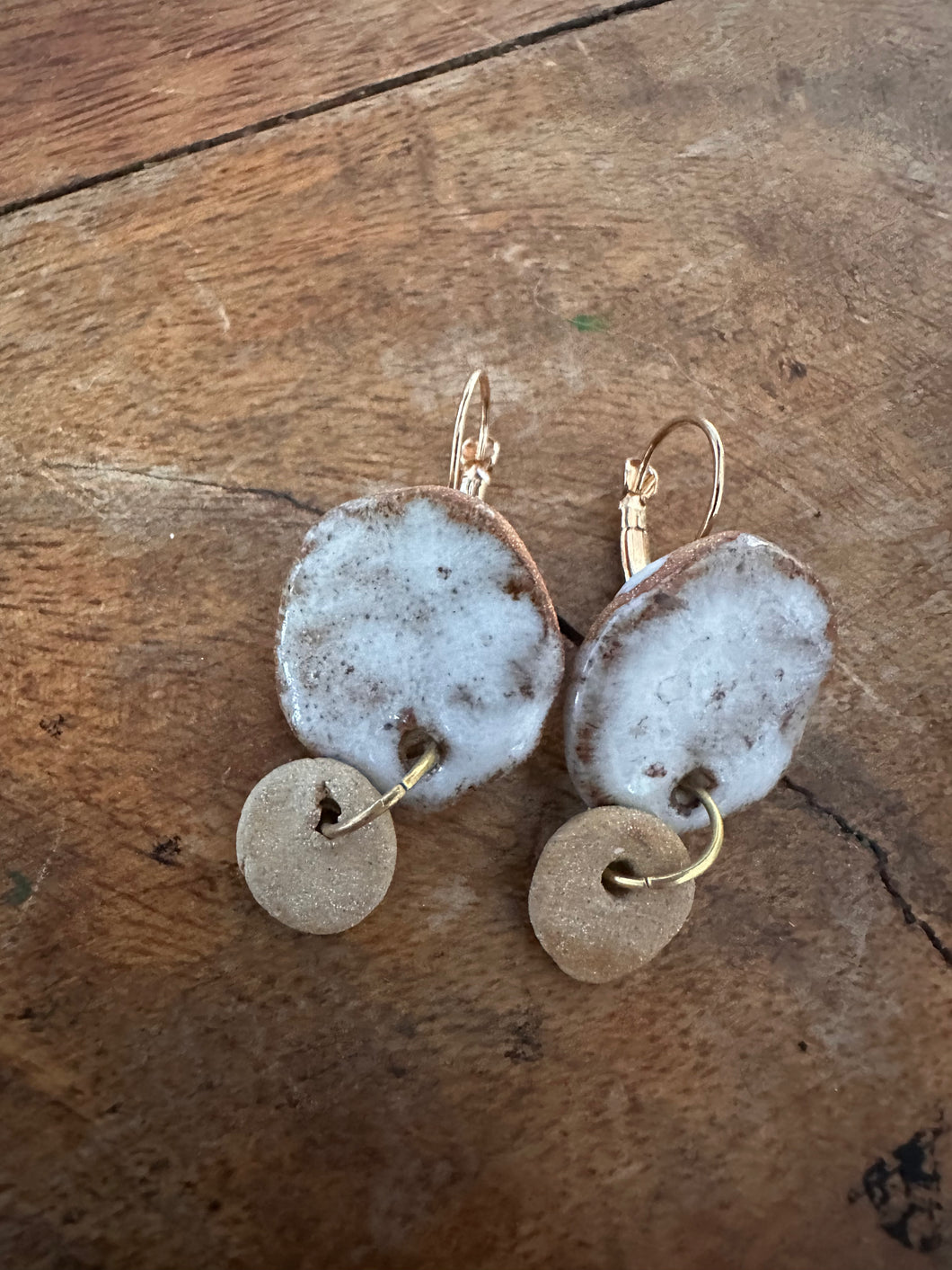 Boucles d'oreille tombantes en gres brute et email blanc